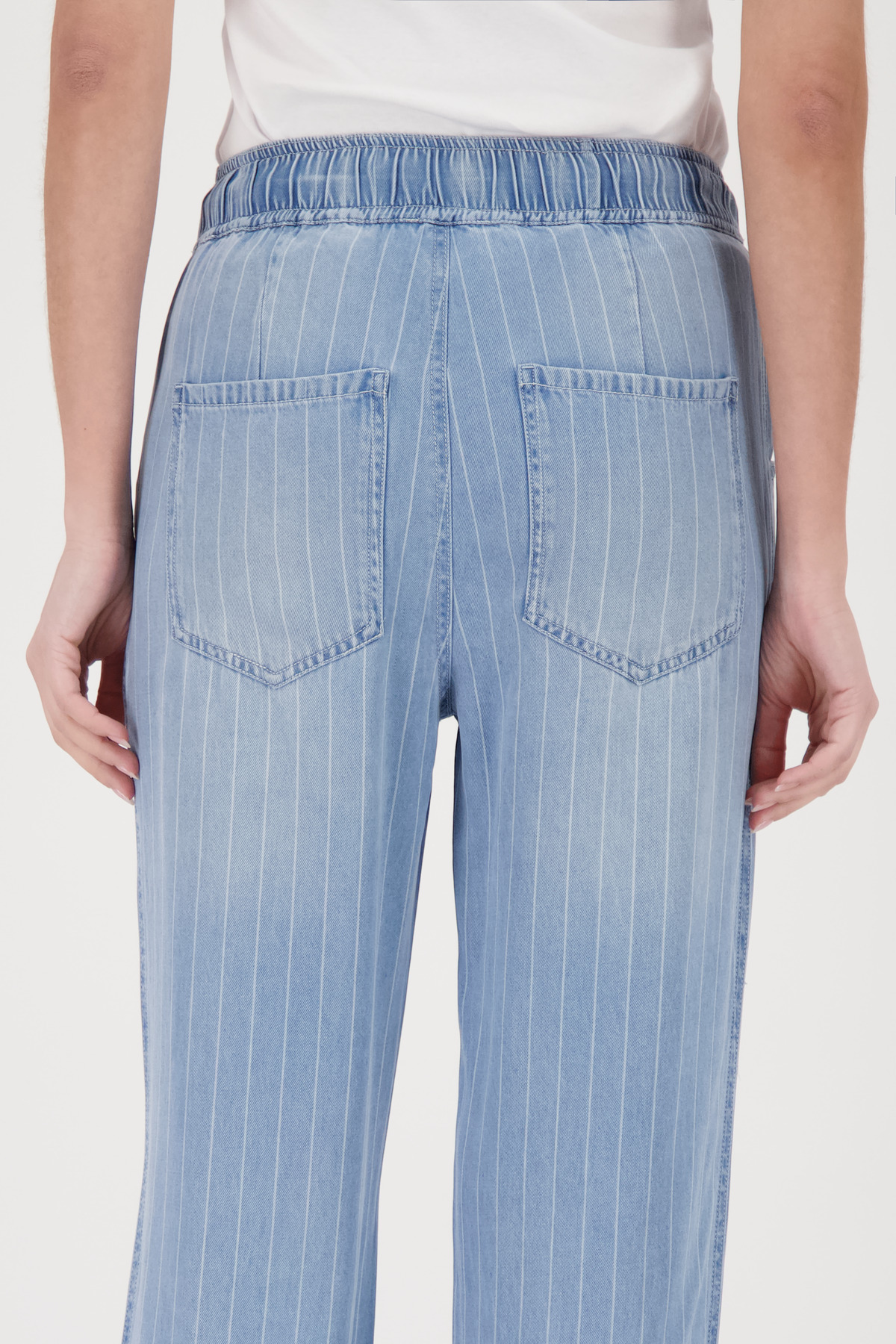 410505_750_Model_Back_1200 מכנסי DENIM פסים בגזרה ישרה