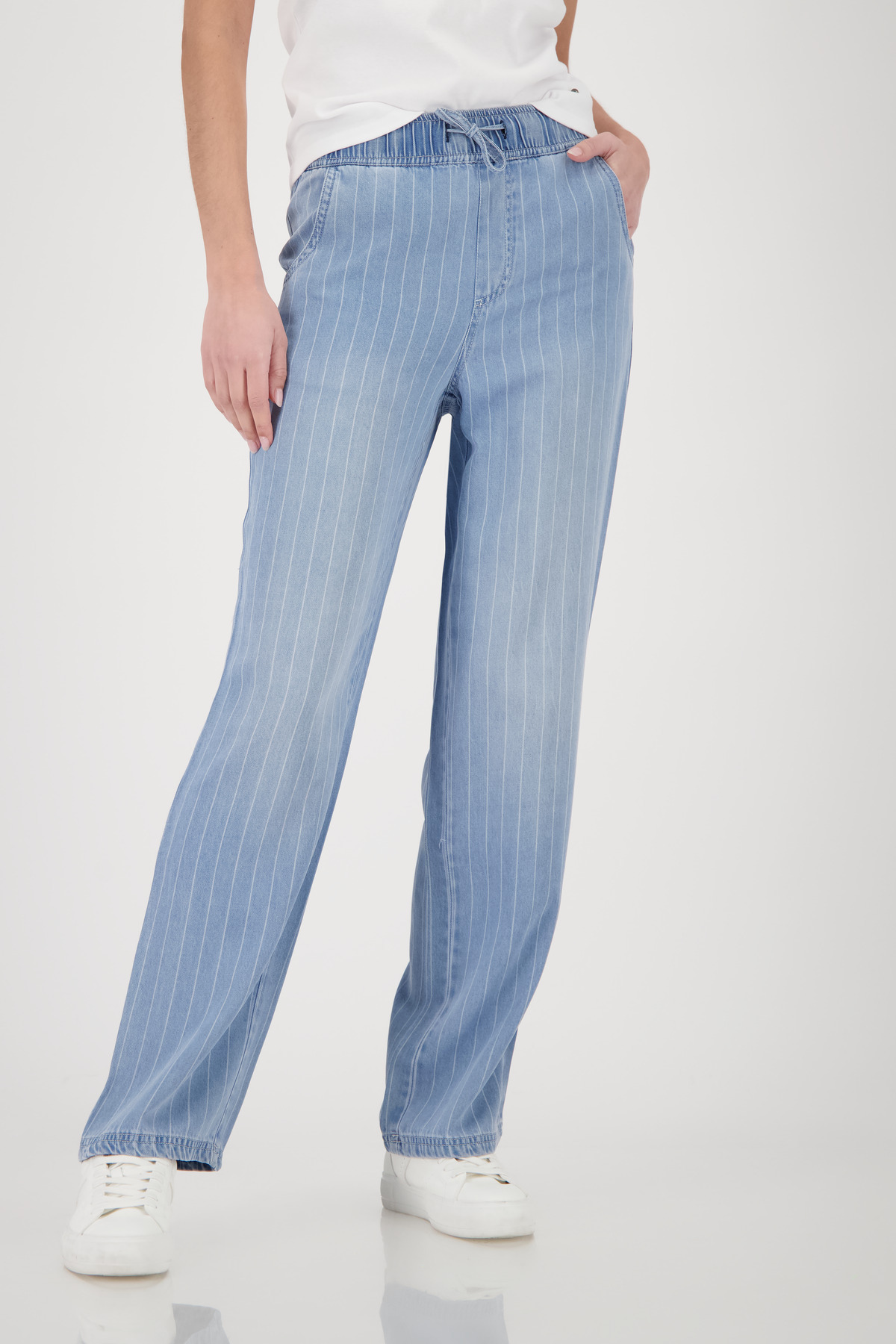 410505_750_Model_Front_1200 מכנסי DENIM פסים בגזרה ישרה