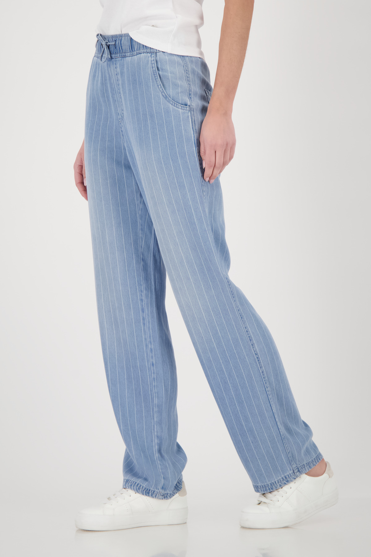 410505_750_Model_Side_1200 מכנסי DENIM פסים בגזרה ישרה