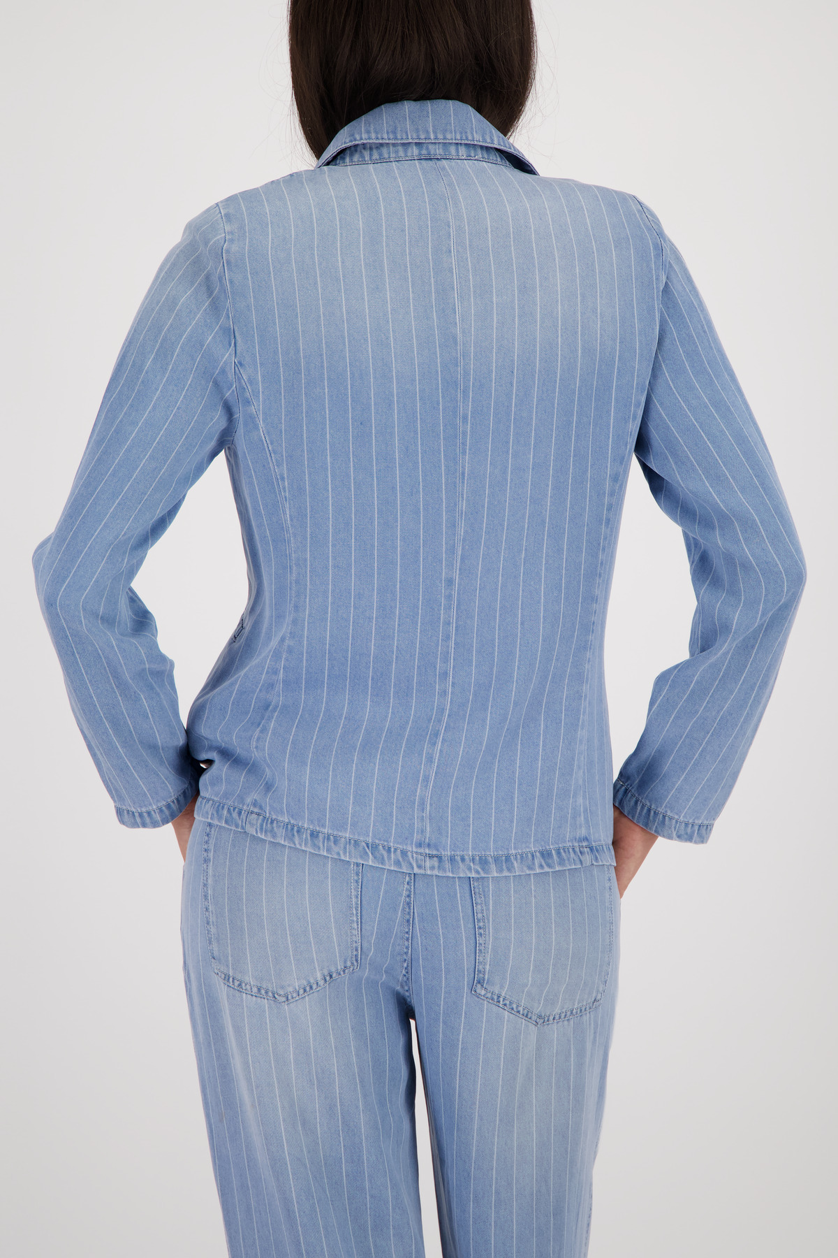 410617_750_Model_Back_1200 בלייזר DENIM פסים בגזרה מחויטת