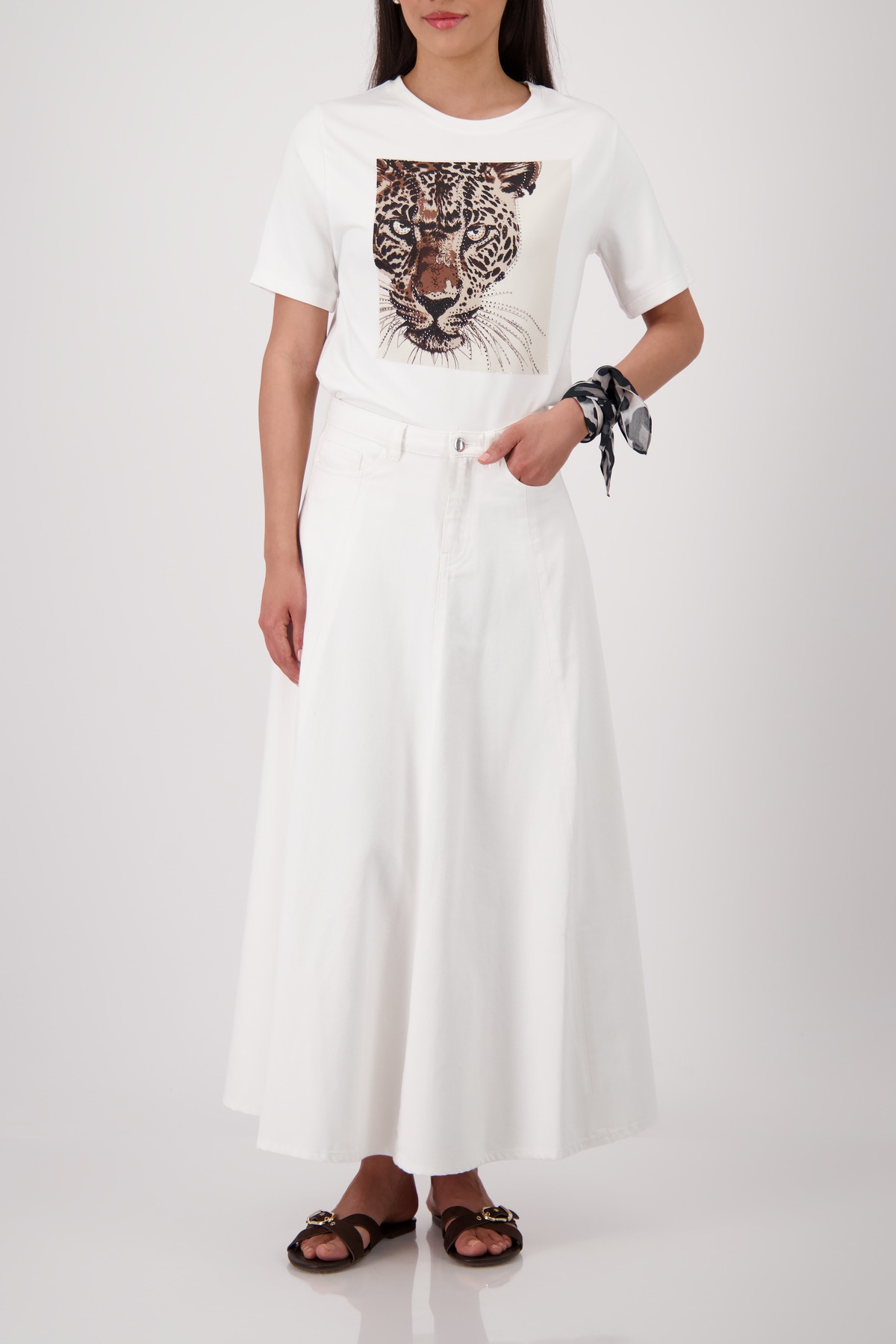 410808_105_Model_FullBody_1200 חולצת טי עם הדפס נמר ואבני נוי
